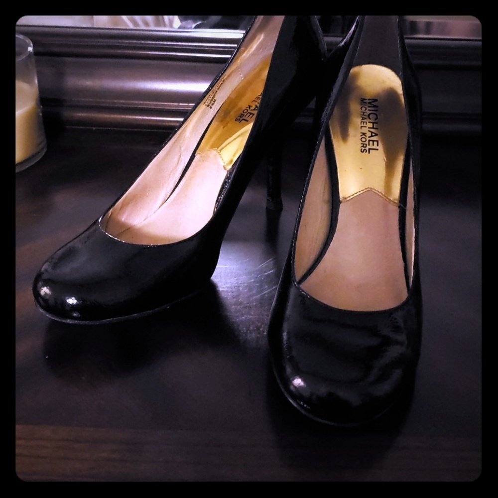 Mk patent leather pumps